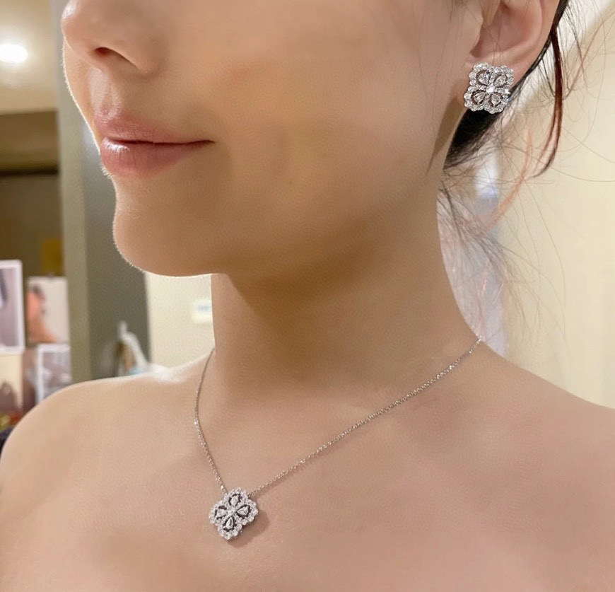NO:115539,HW's Diamond Loop Garden Series, Four-leaf Crop Flower-shaped Diamond Circle Necklace, Super Beautiful Font, This necklace implicitly expresses the design aesthetics. The seemingly simple necklace contains a big mystery. First, look at the shape of the flower shape, full and three-dimensional, and the regular arrangement of round diamonds of different sizes, hollowed out with water droplets, and the proportion between the water droplets and the gap is exquisite. The entire flower shape presents an arched arc, not a flat surface. It contains the meaning of blooming, which is very beautiful!  A elegant necklace, hand-made inlaid with high carbon diamonds, fine jewelry, necklace19860909HW家的Diamond Loop花园系列,四叶草花形钻圈项链 超美好物安利,这一款项链将设计美学含蓄地表达出来,看似简单的项链蕴藏着大大的玄机.首先看花形的形态弧度,饱满立体,不同大小的圆钻规律排列,镂空饰以水滴形钻,水滴钻与缝隙之间的比例考究,整个花形呈现一个拱形弧面,而非平面.蕴绽放之意,非常美好！落落大方的一款项链,手工镶嵌高碳钻,饰品精品,necklace,Jewelry