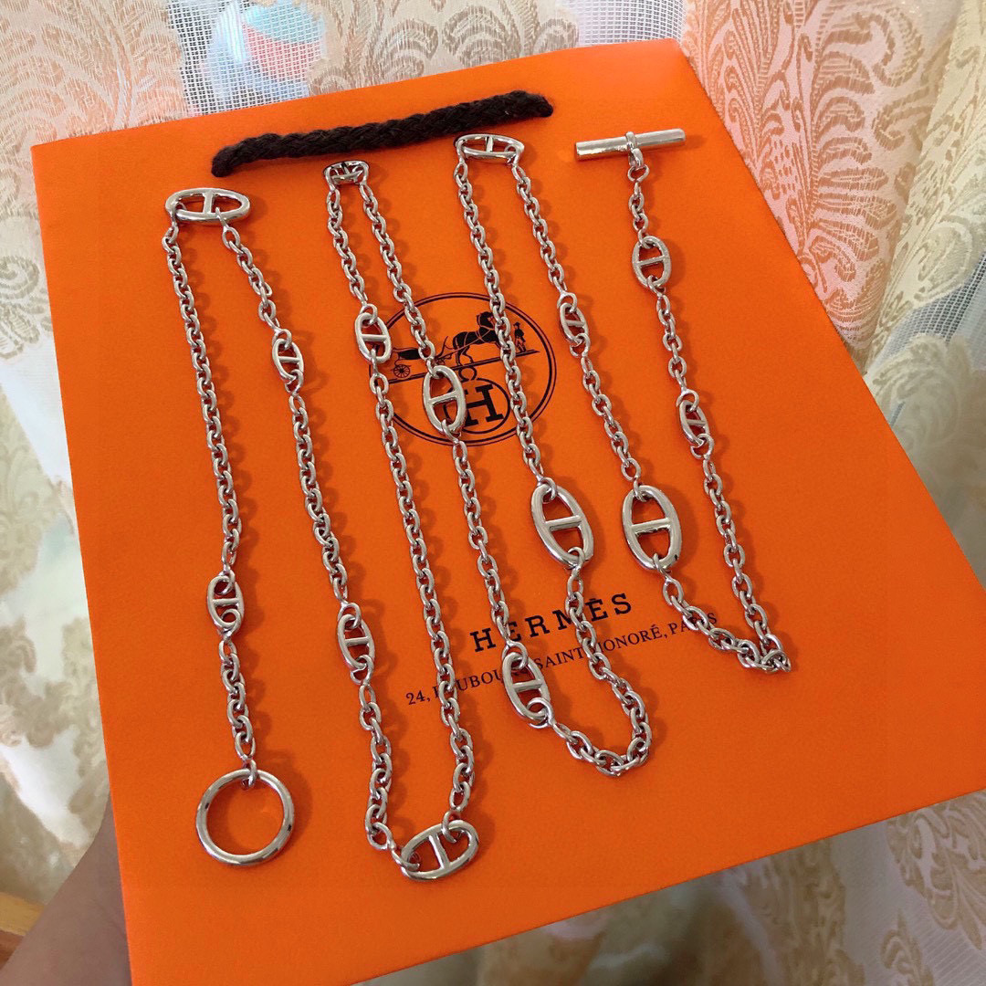 NO:111685,Long style Hermes long chain sweater chain authentic 13,000 yuan, we perfectly replica Hermes pig nose Farandole necklace worn alone is simple beauty, stacked to increase the sense of layering and three-dimensionality. It can also be used as a bracelet/anched chain/waist chain/bag chain!  Couple style, simple and practical, stylish and energetic!  Sub-gold material 80cm 75 120cm long 95 160cm, jewelry quality, hermes, hermes, sweaters, necklace, bracelet19860909长款 爱马仕 长链 毛衣链 正品一万三,我们完美复刻 Hermes猪鼻子Farandole项链 单独佩戴是简单的美 叠戴则增加层次感和立体感 也可以当手链/脚链/腰链/包链 ！情侣款 简洁又实用 有范儿还显精气神儿！亚金材质 80cm 75 120cm长 95 160cm,饰品精品,hermes,hermes,sweaters,necklace,bracelet,Jewelry