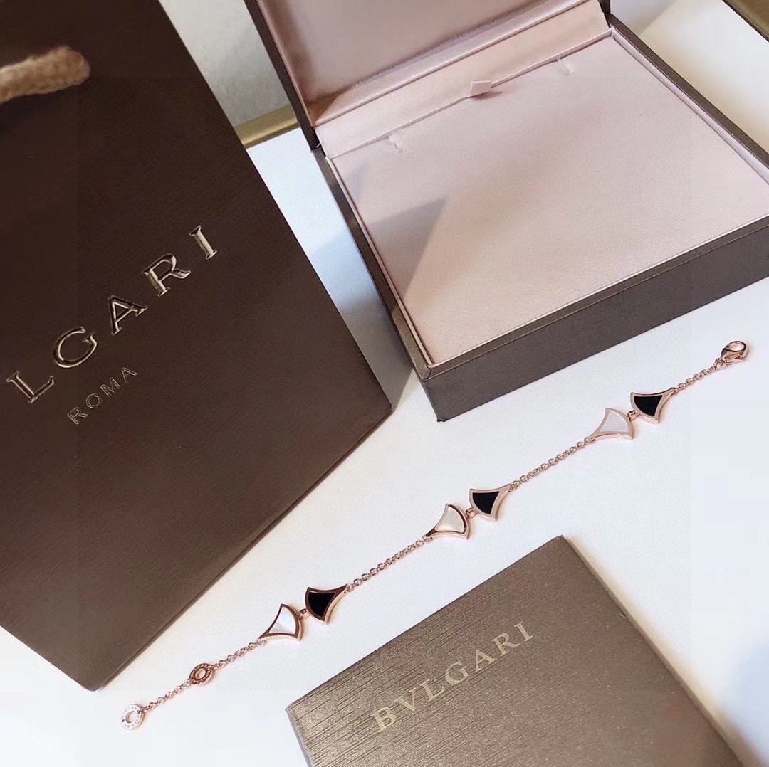 NO:115563,[Purchase level] Bvlgari Diva series, black and white skirt, bracelet, classic style, fan-shaped, super versatile, original counter, one-to-one-competition, selected imported from Germany, matched with natural agate, super thick gold, super beautiful!  !  !  , jewelry boutique, bottega veneta, bvlgari, bvlgari, skirts, bracelet19860909【代购级别】Bvlgari 宝格丽 Diva系列 黑白裙子 手链 经典款 扇形 超百搭的一款 专柜原版一比一定制 精选德国进口 搭配天然玛瑙 电镀超厚金 超美腻呀！！！,饰品精品,bottega veneta,bvlgari,bvlgari,skirts,bracelet,Jewelry