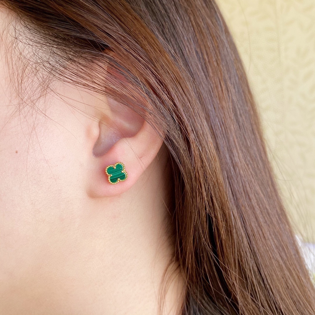 NO:115571,VCA Cleef&Arpels Mini high-end four-leaf clover earrings, paired with original UFO earplugs, is particularly adorable, makes the skin look white and tender, and is particularly versatile, suitable for any occasion, sister party, and is very proud. UFO  15, jewelry quality, christian louboutin19860909VCA Cleef&Arpels 迷你高级四叶草耳钉,搭配原版飞碟耳塞特别惹人爱,衬肤色白嫩,特别百搭,适合任何场合,姐妹聚会,倍有面子. 飞碟另 15,饰品精品,christian louboutin,Jewelry