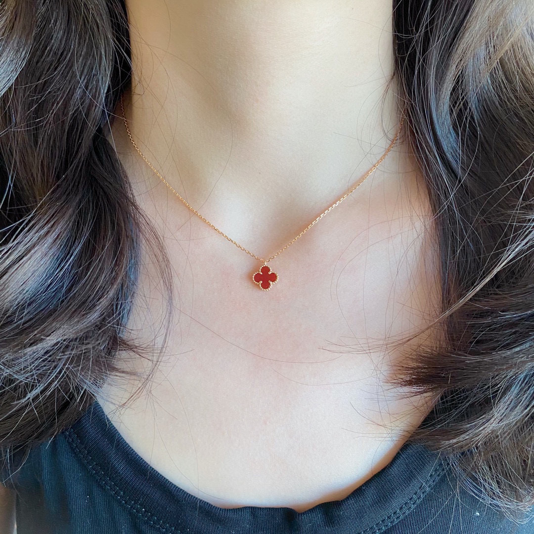 NO:115573,VCA mini four-leaf clover necklace high-end white fritillary red agate black agate. Four-leaf clover This series has a flexible design, smooth lines and is easy to wear. It shows the possibility of infinite matching, bringing rich and diverse styles to every woman's life., jewelry boutique, necklace19860909VCA迷你四叶草项链高级白贝母红玛瑙黑玛瑙.四叶草 此系列设计灵动,线条流畅,易于佩戴.展现无限搭配的可能,为每一位女性的生活带来丰富多样的风姿.,饰品精品,necklace,Jewelry