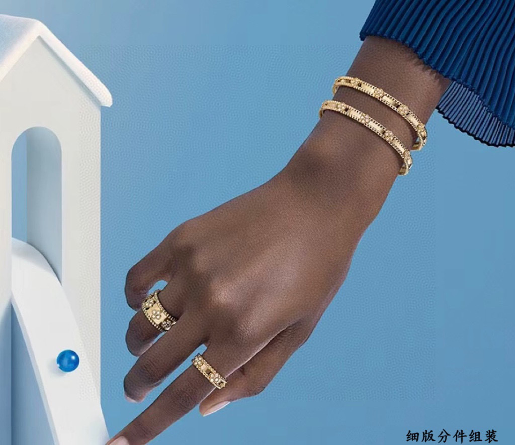 NO:115575,VCA kaleidoscope bracelet authentic edition, the counter version has high-end nail position and exquisite workmanship!  Original logo counter quality!  The inside and outside polishing details are perfectly processed, and the counter is authentic, with kaleidoscope collarbone chains!  Gorgeous design Only big brands can fully reflect this design. Follow the counter. Exquisite and eternal worthy of you to have classic and durable fashion models, fine jewelry, bracelet19860909VCA万花筒手镯 正品开版 专柜版本高大上钉位细腻做工绝对精细！ 原版 logo 专柜品质！里外抛光细节处理完美,专柜正品开模 万花筒锁骨链！华丽设计 这种设计也只有大牌才能体现得淋漓尽致 跟着专柜走 精致永恒值得你拥有经典耐看时尚款,饰品精品,bracelet,Jewelry