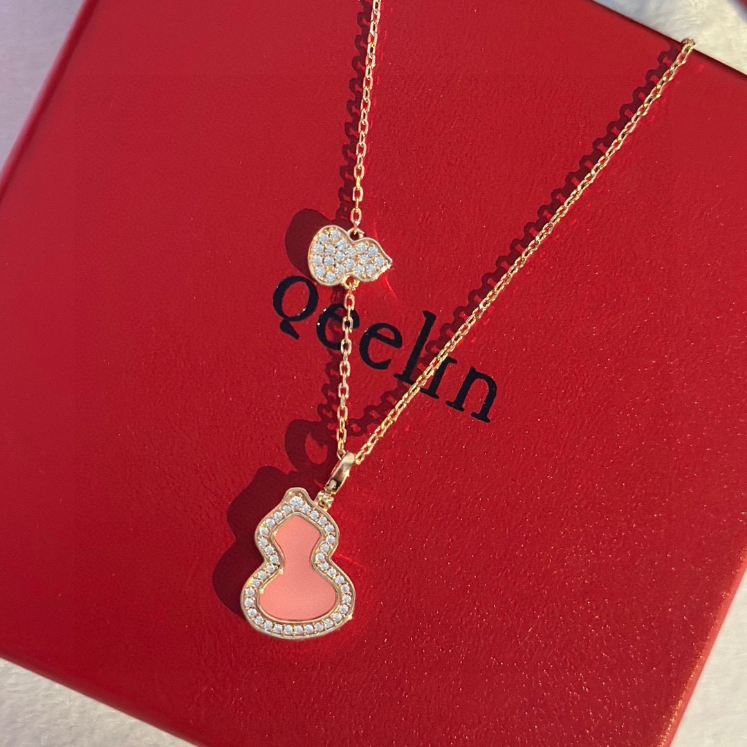 NO:105518,qeelin high-end jewelry, protein powder ceramic, small and small gourd necklace [purchase level] same style of goddess, gourd means blessing [] very eye-catching small earrings, exquisite embellishment, high-end custom-plated thick gold, first-class texture, back cover version, rose gold, necklace, jewelry quality, qeelin, necklace19860909qeelin麒麟 高端珠宝 蛋白粉陶瓷 大小葫芦 项链【代购级别】 女神同款 葫芦寓意有福禄[]非常吸睛的小耳钉,精致的点缀 高端定制镀厚金, 质感一级棒 封底版本 玫瑰金 项链,饰品精品,qeelin,necklace,Jewelry
