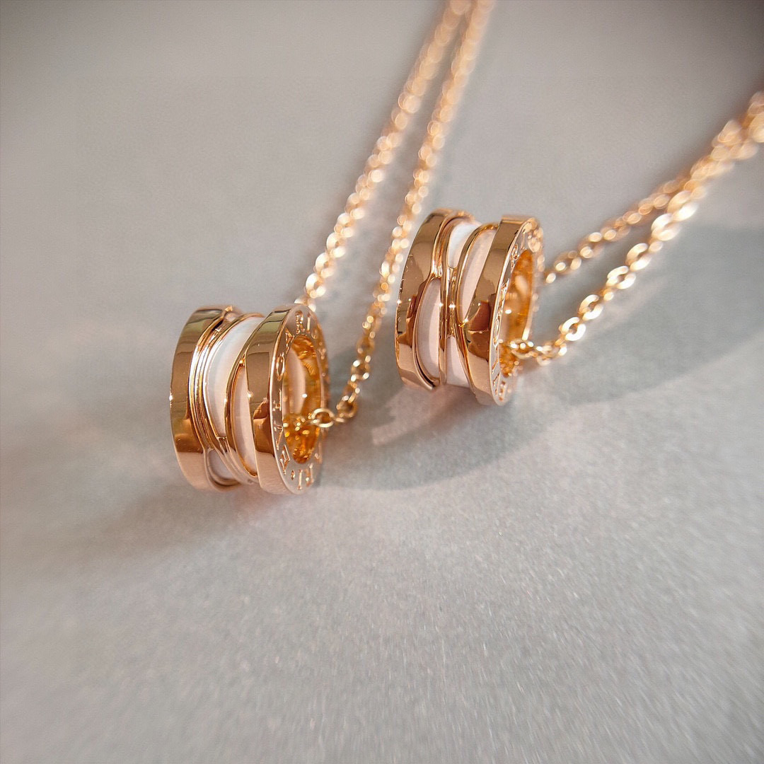 NO:105520,Bvlgari Bzero1 series hollow ceramic necklace classic Baojia style must be entered must be entered Selected German imported electroplated 18k rose gold highest version on the market Original chain Original logo [purchase level] Rose gold, jewelry boutique, bottega veneta, bvlgari, bvlgari, necklace19860909Bvlgari 宝格丽 B zero1系列 镂空陶瓷项链 经典宝家款 必入必入必入 精选德国进口电镀18k玫瑰金 市面最高版本 原版链 原版logo【代购级别】 玫瑰金色,饰品精品,bottega veneta,bvlgari,bvlgari,necklace,Jewelry