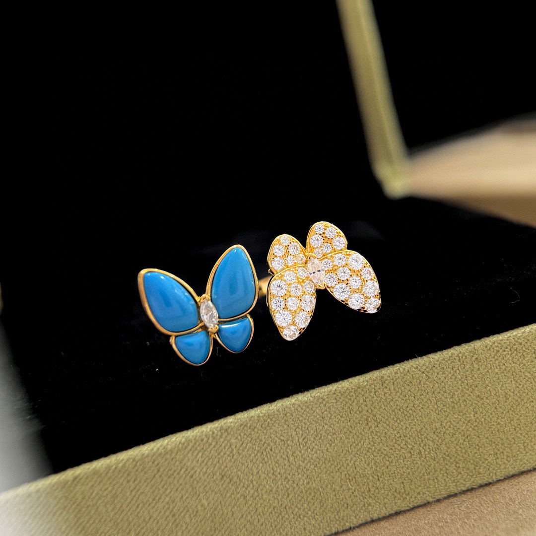 NO:111686,Fanjia New Blue Pine Diamond Double Butterfly Ring Any beauties who have witnessed the butterfly series will fall, because she is so beautiful that this butterfly flies into your heart. Dancing. Butterfly style opening adjustment ring. Diamond micro-inlay can be adjusted. Irresistible wealth. Vanke's family will definitely be a fine product. This autumn and winter match is the main product. Electroplating thick gold. Opening is not coded. Ring, jewelry, ring19860909梵家 新款 蓝松满钻 双蝴蝶 戒指只要目睹过蝴蝶系列的美女们都会沦陷,因为她美得不可方物这只蝴蝶飞到你心里了吗 翩翩起舞 蝴蝶款开口调节戒指.钻石微镶嵌可以调节.无法抗拒的富贵.梵克家一出定是精品这个秋冬搭配主品电镀厚金 开口不分码 戒指,饰品精品,ring,Jewelry