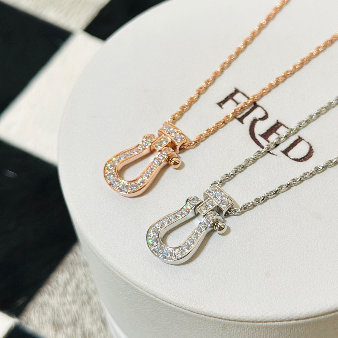 NO:111688,Fered, hot new, full diamond, horseshoe, twisted thick necklace, high-end customization, exclusive first release, micro-insert, high carbon diamond, high cost performance, almost no chance of hitting, fried chicken is good-looking and versatile, simple nice, platinum electroplating upgraded thick gold necklace, jewelry quality, necklace19860909费雷德 火爆 新款 满钻 马蹄 麻花粗项链 高端定制 独家首发 微镶 高碳钻,性价比很高 撞款几率几乎没有 炒鸡好看百搭 简单nice 白金电镀升级厚金 项链,饰品精品,necklace,Jewelry