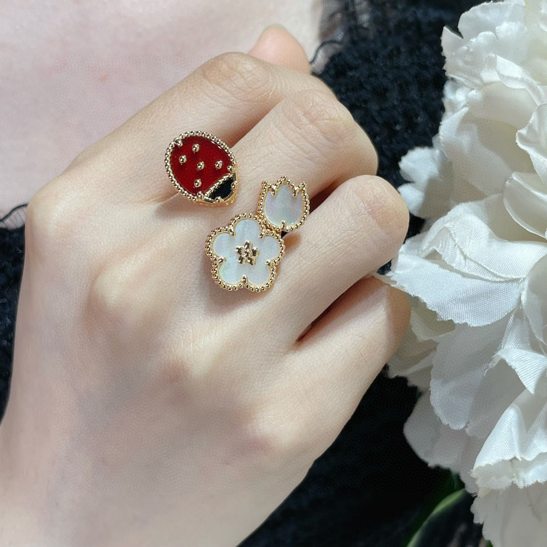 👑VCA瓢虫戒指💍，🐞上手有种仪态万千的小俏皮，把独特和个性演绎到极致，可爱的小瓢虫点缀在手腕间，非常精