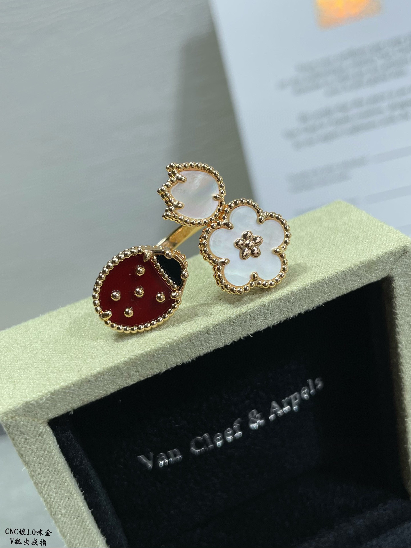 👑VCA瓢虫戒指💍，🐞上手有种仪态万千的小俏皮，把独特和个性演绎到极致，可爱的小瓢虫点缀在手腕间，非常精