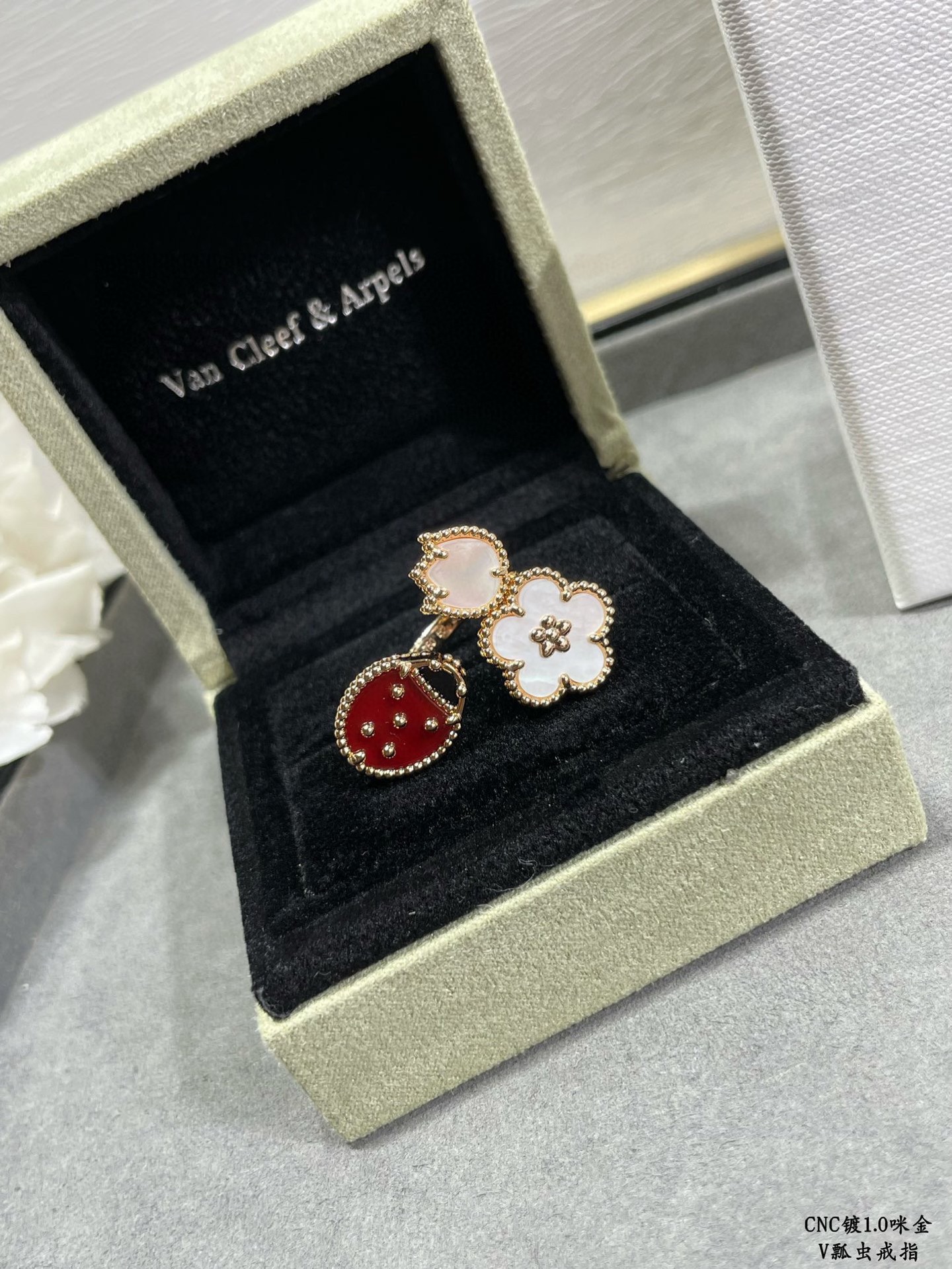 👑VCA瓢虫戒指💍，🐞上手有种仪态万千的小俏皮，把独特和个性演绎到极致，可爱的小瓢虫点缀在手腕间，非常精