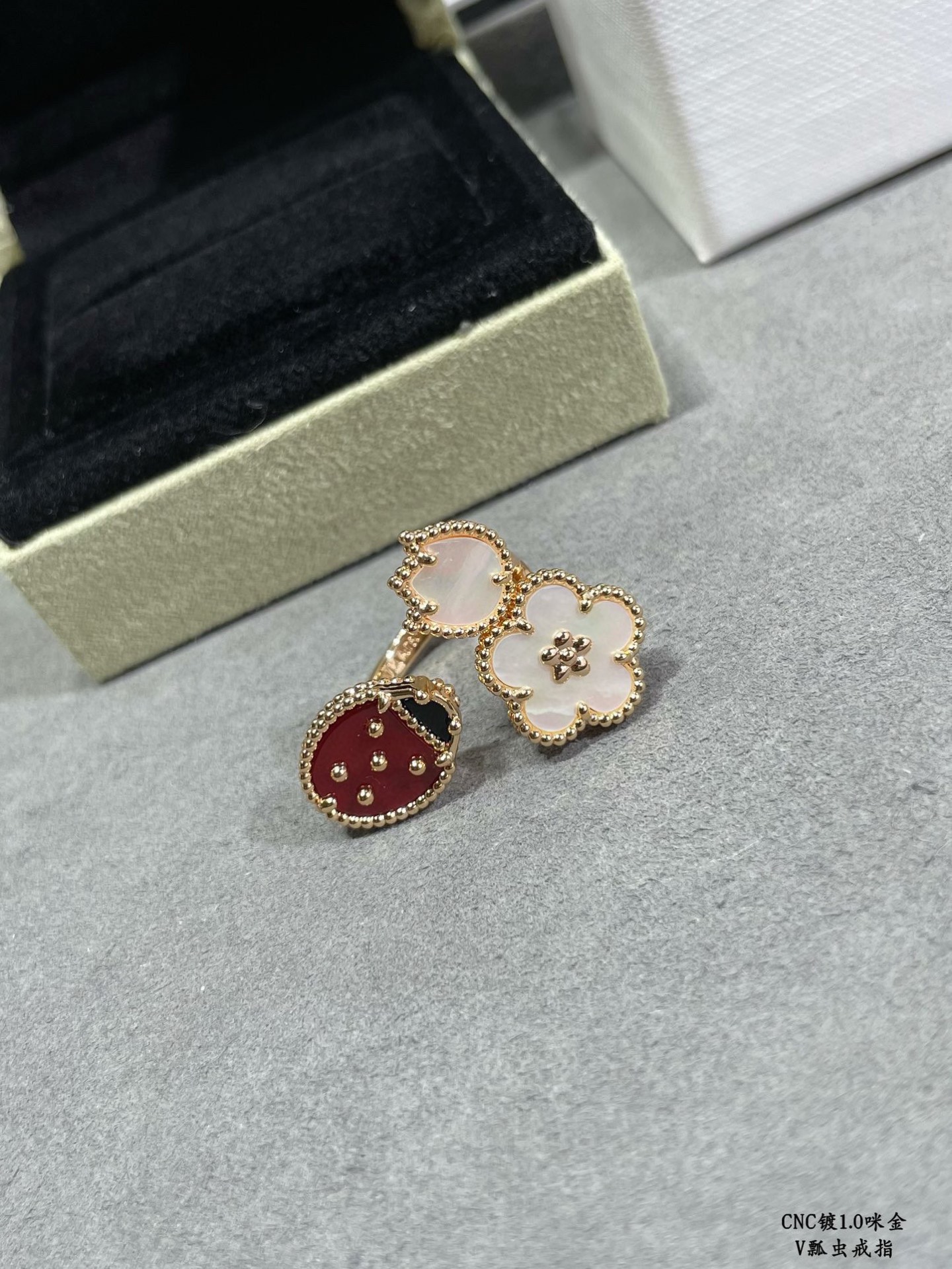 👑VCA瓢虫戒指💍，🐞上手有种仪态万千的小俏皮，把独特和个性演绎到极致，可爱的小瓢虫点缀在手腕间，非常精