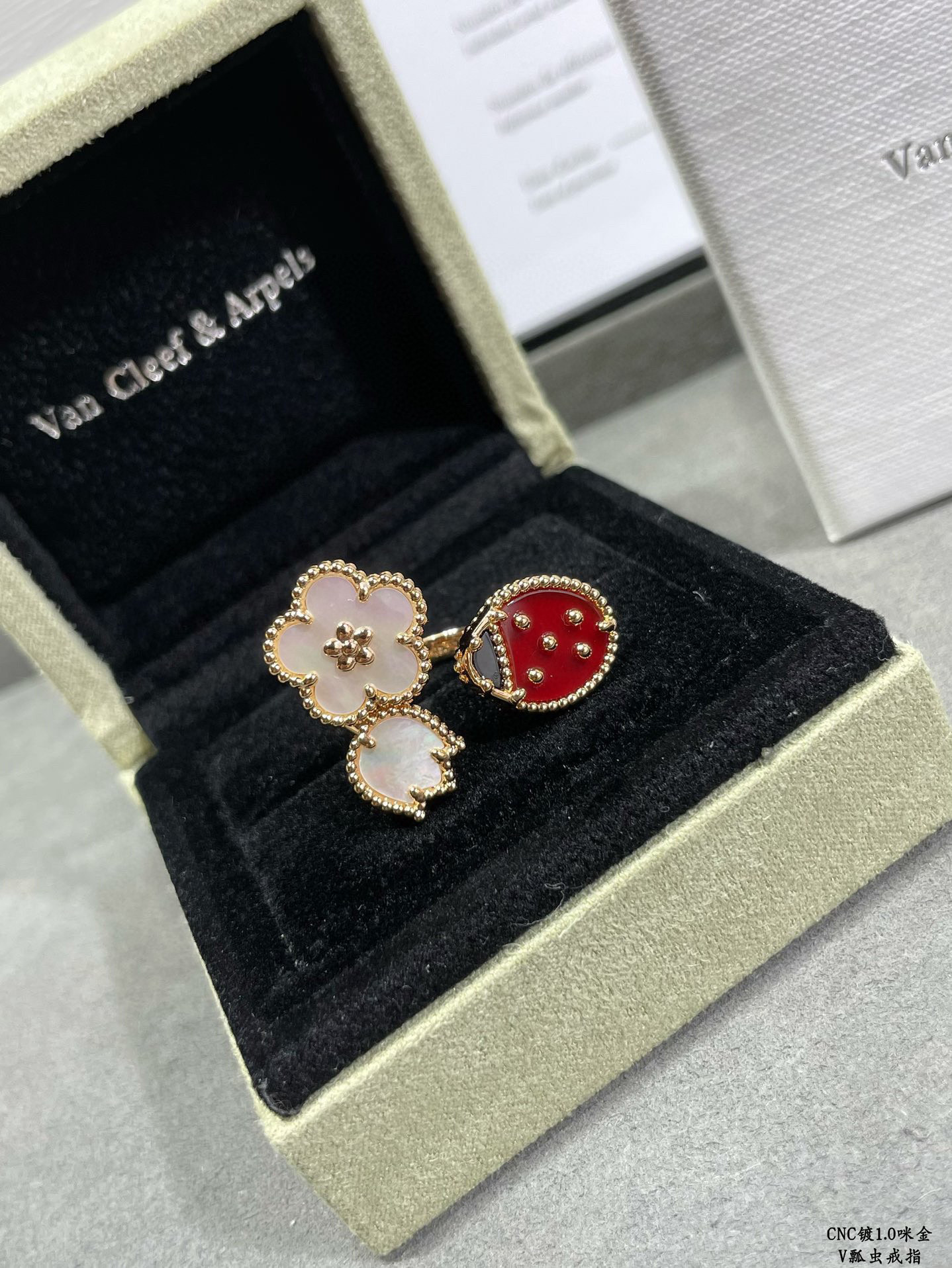 👑VCA瓢虫戒指💍，🐞上手有种仪态万千的小俏皮，把独特和个性演绎到极致，可爱的小瓢虫点缀在手腕间，非常精