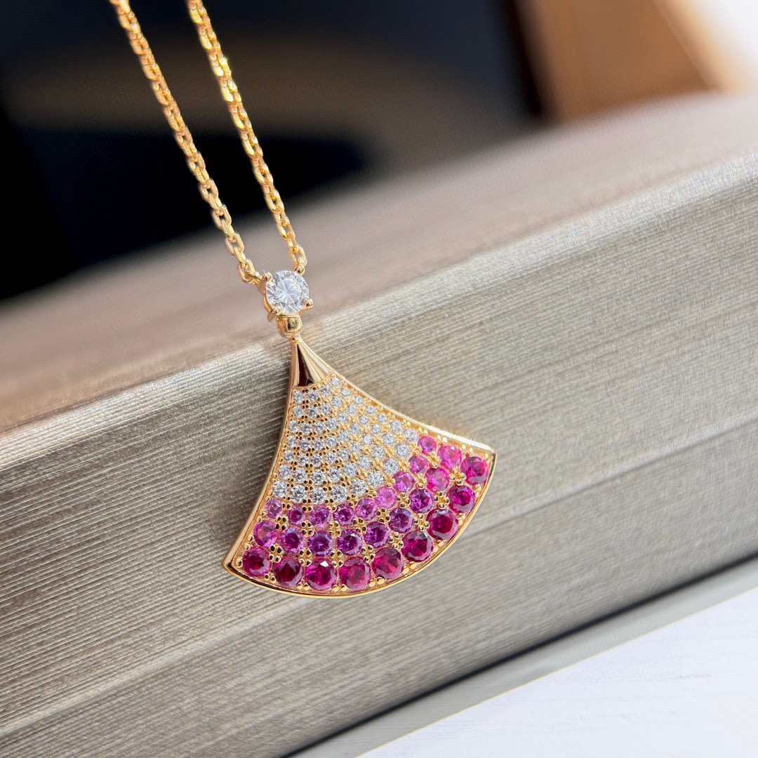 NO:111700,[BV Qixi Limited Edition Necklace] DIVAS' DREAM series necklaces reflect Italian elegance and unforgettable temperament to release feminine power. The charming exquisite pendant is decorated with fan-shaped patterns to draw inspiration from the colorful mosaic decoration of the Caracalla Baths in Rome, highlighting the historical origins of 
