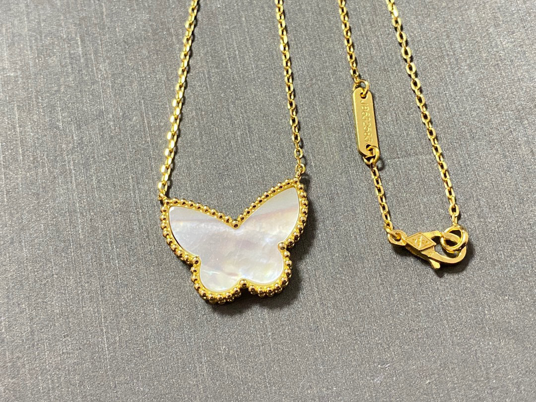 NO:105913,Vca Van Cleef & Arpels lucky series Natural white fritillaria butterfly necklace Exclusive customization Using imported material electroplated 18k gold Recommended classic works Gold, jewelry boutique, van cleef, necklace, gold19860909Vca 梵克雅宝 lucky系列 天然白贝母 蝴蝶项链 独家定制 采用进口材质电镀18k金 经典之作爆款推荐 黄金,饰品精品,van cleef,necklace,gold,Jewelry