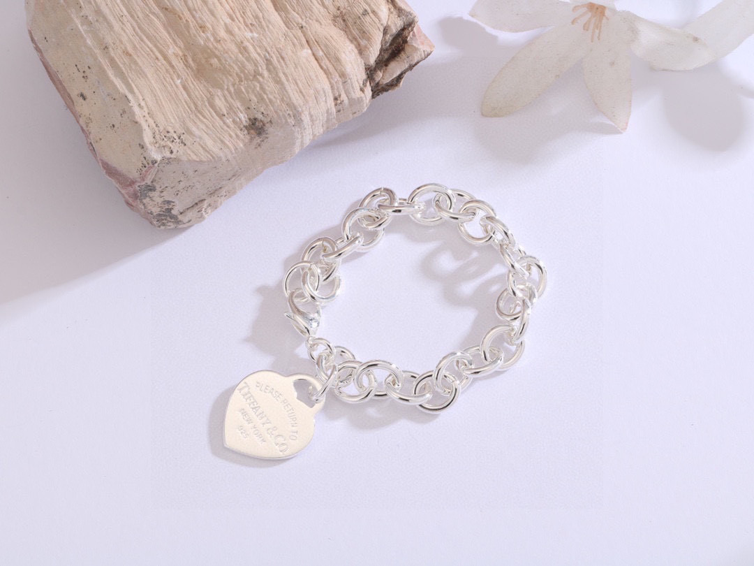 💰280👑Tiff@ny Infinity香港正品代购蒂芙尼手链tiffany蒂芙尼桃心纯银吊坠925女款   跟正品一致，此货放在柜台就卖8700➕多了💰手链