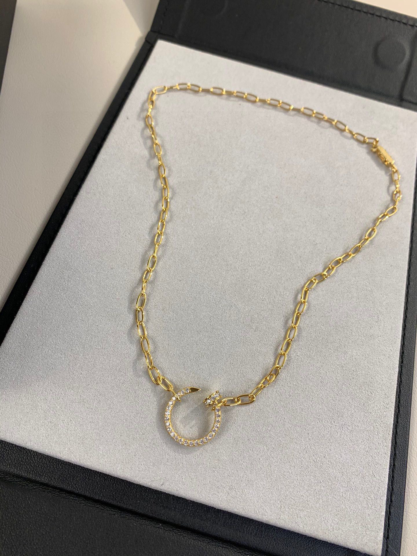 NO:111715,Nail Necklace When this necklace was first released, I really didn't get its beauty. I felt that the chain was too thick and not fairy at all, and it was a bit neutral. I tried it on one day and tried it on it. It was really fragrant theorem!  !  Wear the nails obliquely and just stuck in the collarbone, which is very fashionable. Although the chain is very thick and not manly at all, it looks good!  Nails are super flash, let's get it, it is definitely a must-have for trendy people, can be salty or sweet~, jewelry quality, necklace19860909钉子项链 这款项链刚出来的时候真的没get到它的美点,感觉链子太粗旷了,一点都不仙,而且还有点中性,某日实物体验一把试戴了一下,真香定理了！！ 把钉子斜着戴点刚好卡在锁骨的地方,很时尚.链子虽然很粗担一点都不man,总之就是好看！ 钉子超级闪,集美们get起来吧,绝对是潮人必备的款,可盐可甜～,饰品精品,necklace,Jewelry