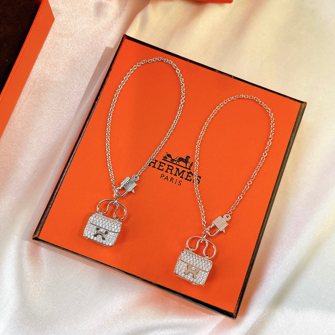 NO:106892,[Purchase level] Hermes Hermes Full Diamond H Bag Bracelet The highest level version on the market is super-sophisticated and has been polished many times to achieve the highest cost-effectiveness and quality. It is made of imported German materials, electroplated thick gold, rose gold, platinum, gold, three colors available. Consistent lock buckle for counters. Bracelet, jewelry quality, hermes, hermes, bracelet, gold19860909【代购级别】Hermes 爱马仕 满钻H包包 手链 市面最高级别版本 超精工打造 经过多次打磨出最高性价比最高品质 采用德国进口材质电镀厚金 玫瑰金 铂金 黄金 三色可选 专柜一致锁头扣 手链,饰品精品,hermes,hermes,bracelet,gold,Jewelry