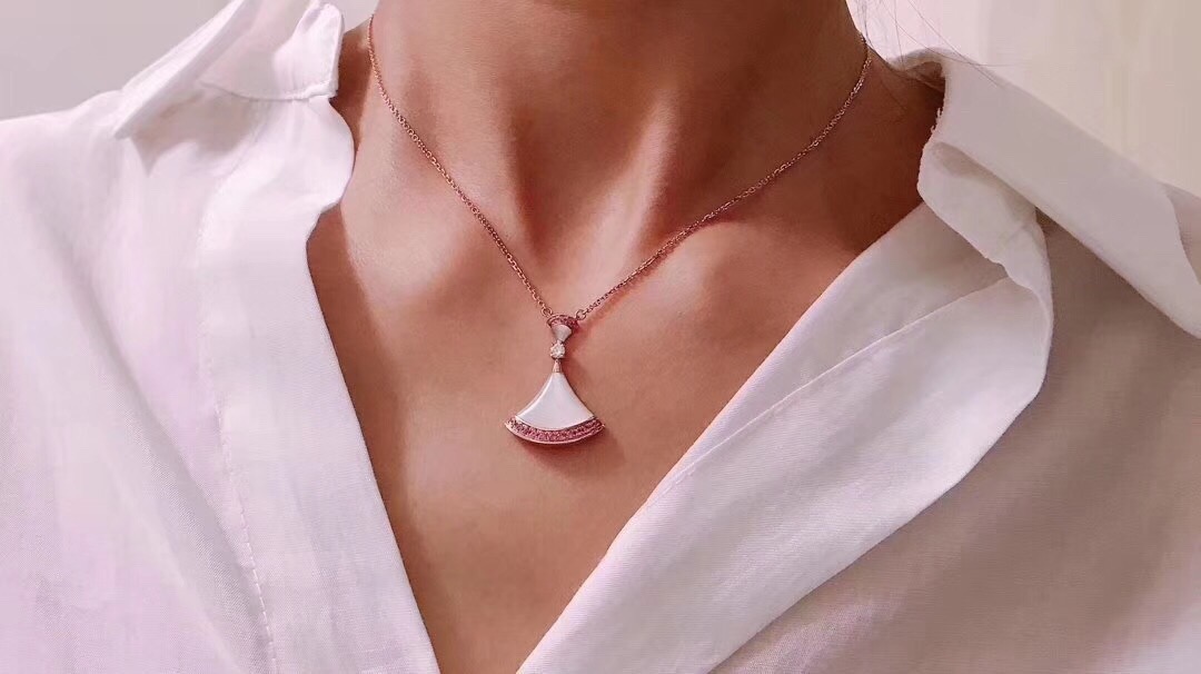 NO:107221,Real shot [purchase level] Bvlgari Bulgari skirt Diva series Chinese Valentine's Day limited edition style selected white brown material with pink diamonds using imported electroplated 18k rose gold gift gifts super beautiful, fine jewelry, bottega veneta, bvlgari, bvlgari, skirts19860909实拍【代购级别】Bvlgari 宝格丽 裙子 Diva系列 七夕情人节限量款 精选白贝母材质搭配粉钻 采用进口电镀18k玫瑰金 送礼自留款 超美腻,饰品精品,bottega veneta,bvlgari,bvlgari,skirts,Jewelry