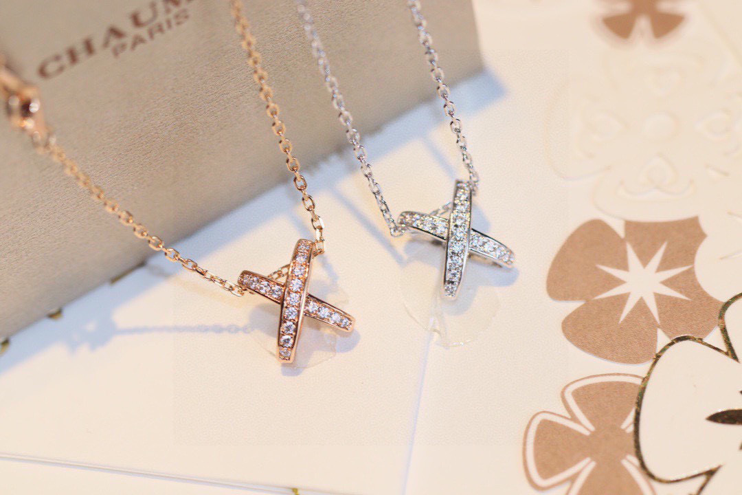 NO:114386,CHAUMET Liens Collection Cross Necklace Unique button cross design symbolizes the tightness and lingering of love Fluid without losing details Fashion reveals elegance Inheriting Chaumet's unique royal blood Let Premiers Liens necklace cover your life's happiness Platinum Rose gold, jewelry boutique, chaumet, necklace19860909尚美巴黎CHAUMET Liens系列 交叉 项链 独特的扣子交叉设计象征着爱的紧密和缠绵 流畅而不失细节 时尚中透露出优雅 继承Chaumet独有的皇室血统 让Premiers Liens项链为你们套上一生的幸福 白金 玫瑰金,饰品精品,chaumet,necklace,Jewelry