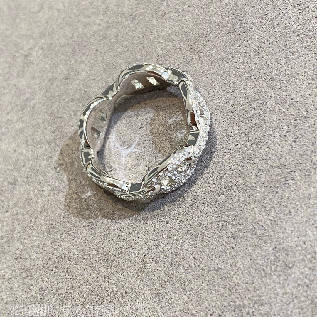 NO:114402,Hermes classic pig nose element ring, a very pleasing ring, the diamond-set version of the literary youth loves has more exquisiteness, the whole circle of diamonds, and the beauty is comprehensive. It is very weighty, fashionable and fashionable, easy to match, and easy to maintain. The cute pig nose shape is unique and novel, which can be casual and noble, and it is versatile in all seasons. In winter, paired with shirts, sweatshirts, suits, and coats is definitely the finishing touch of your whole look!  678 complete numbers, jewelry quality, hermes,shirts, business suit,ring19860909爱马仕 经典猪鼻子元素戒指,非常耐看的一款戒指,文青挚爱款镶钻版本多一份精致,整圈钻,面面俱到的美感. 很有分量感,时尚洋气,很好搭配,也很好保养. 可可爱爱的猪鼻子造型,上手别致新颖,既可以休闲,又可以贵气,四季百搭.冬天搭配衬衫,卫衣,西装,大衣,绝对是你整套look的点睛之笔！ 678码数齐全,饰品精品,hermes,shirts,business suit,ring,Jewelry