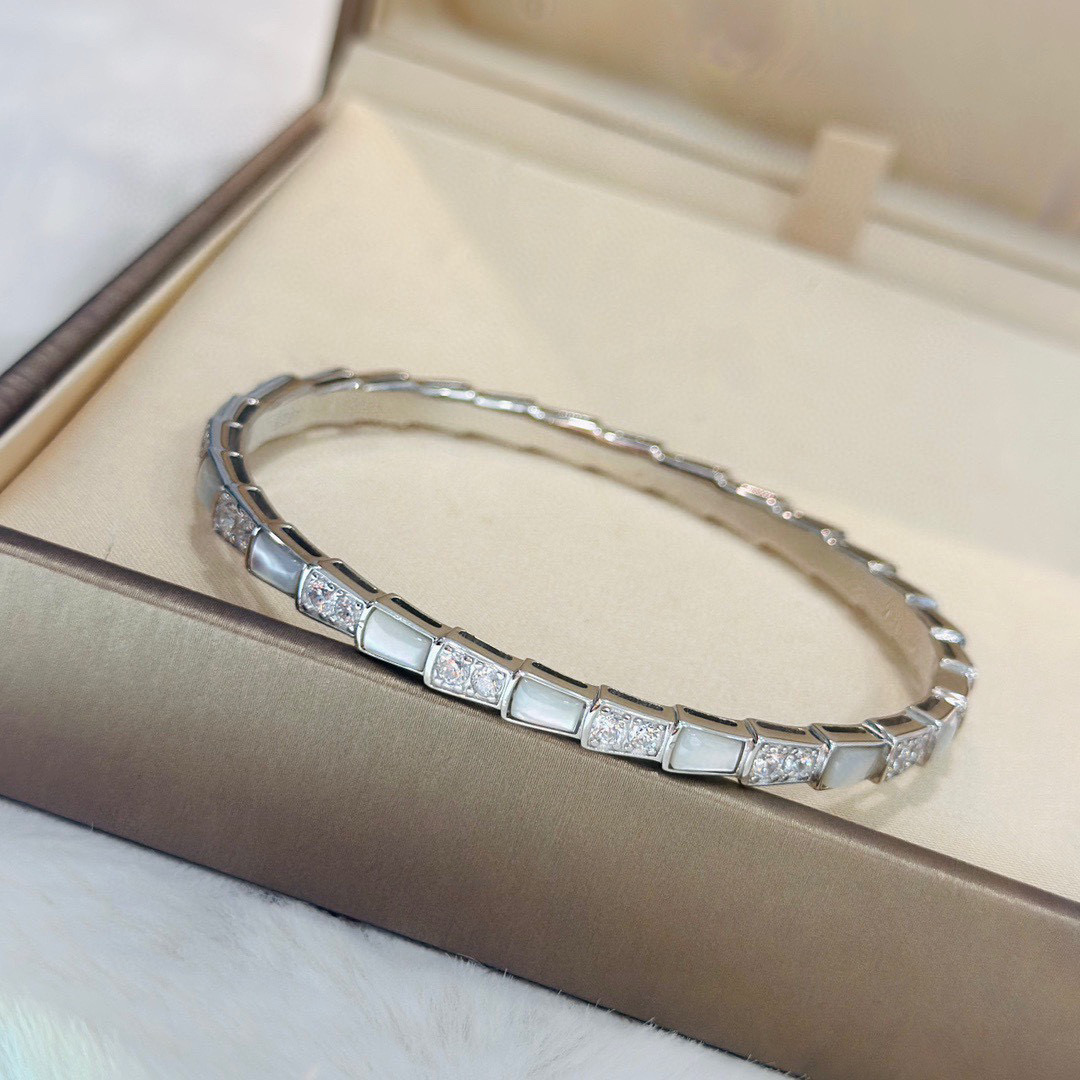 NO:114458,Bv Serpenti Series Serpenti Series White Fritillar Snake Bracelet The highest version on the market Super Invincible Precision Edition Selected German imported platinum Electroplating thick gold Bracelet, jewelry boutique, bottega veneta, bracelet19860909Bv家 serpenti系列 蛇系列 白贝母蛇手镯 市面最高版本 超级无敌精工版 精选德国进口铂金 电镀厚金 手镯,饰品精品,bottega veneta,bracelet,Jewelry