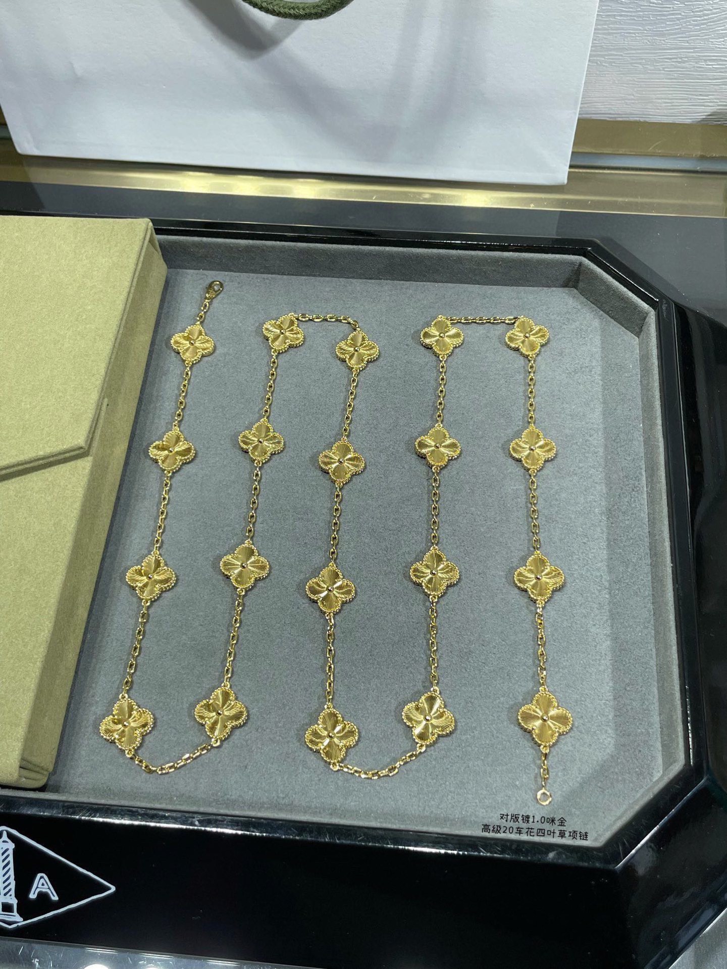 NO:381669,VCA Twenty Flowers Laser Necklace Z +, Seiko Sterling Silver Thick Gold Electroplating, ZP Real Rhombus ◇Lobster Buckle This is the design style cherished by Fan @ Yabao. It evokes endless imagination of nature with its agile aesthetics, combines different materials harmoniously, and pulls out the tender and loving vitality. The Vintage Alhambra series faithfully recreates the first Alhambra jewelry launched in the year. Its design is unique, timeless and elegant, and it teaches people to fall in love at first sight. These lucky logos draw inspiration from the four-leaf lucky pattern and are matched with yellow K gold round bead trim. Beauty and temperament coexist. Twenty Flowers Laser Necklace, jewelry fine, necklace, pure silver19860909VCA二十花镭射项链 Z +,精工纯银厚金电镀,ZP真正的菱形◇龙虾扣 这是梵@雅宝所珍爱的设计风格,以灵动的美学唤起对自然生生不息的遐想,将不同材质和谐结合,牵引出温柔慈爱的生命活力,Vintage Alhambra系列忠实重现年面世的首款Alhambra珠宝,其设计独特、隽永典雅,教人一见倾心.这些幸运的标志从四叶幸运图案汲取灵感,并配以黄K金圆珠饰边.美丽与气质并存 二十花镭射项链,饰品精品,necklace,pure silver,Jewelry