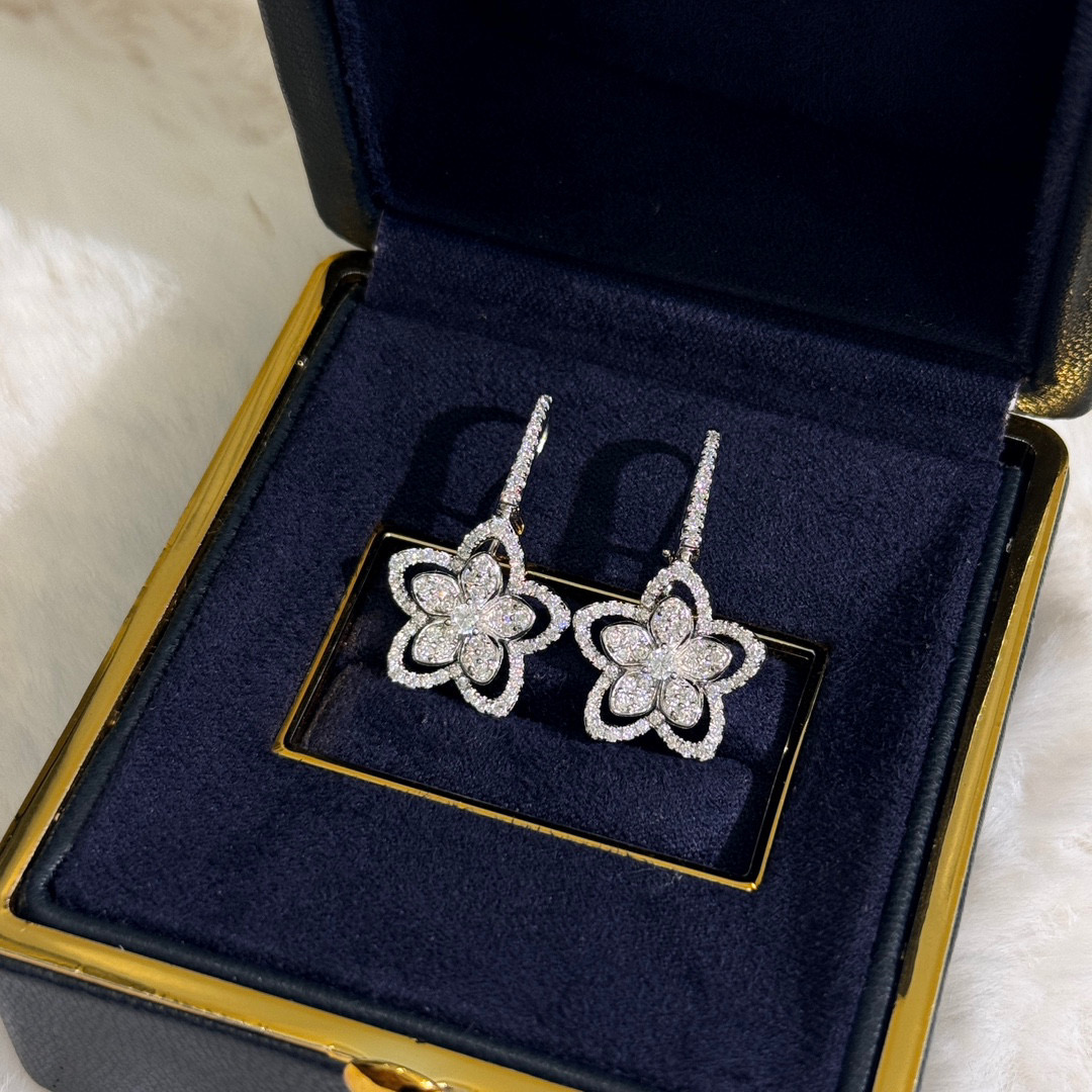 NO:381671,The latest model of big brand Graff, big flower earrings, the flower proportions are just right. A model that seems simple but is very exquisite in style and craftsmanship. Not to mention the customized love diamonds, the style is neat and has an impeccable beauty, and it looks very lively. Platinum plated does not fade, simple style is classic and elegant. Electroplating thick gold earrings, jewelry quality, graff, earrings19860909大牌 格拉夫 最新款 大花朵 耳环 花朵比例恰到好处.看似简单却很考究版型工艺的一款,先不说定制的爱心钻,版型周正,拥有无可挑剔的美感,显得非常灵动 镀白金不过敏不掉色,简单款经典大方 电镀厚金 耳环,饰品精品,graff,earrings,Jewelry