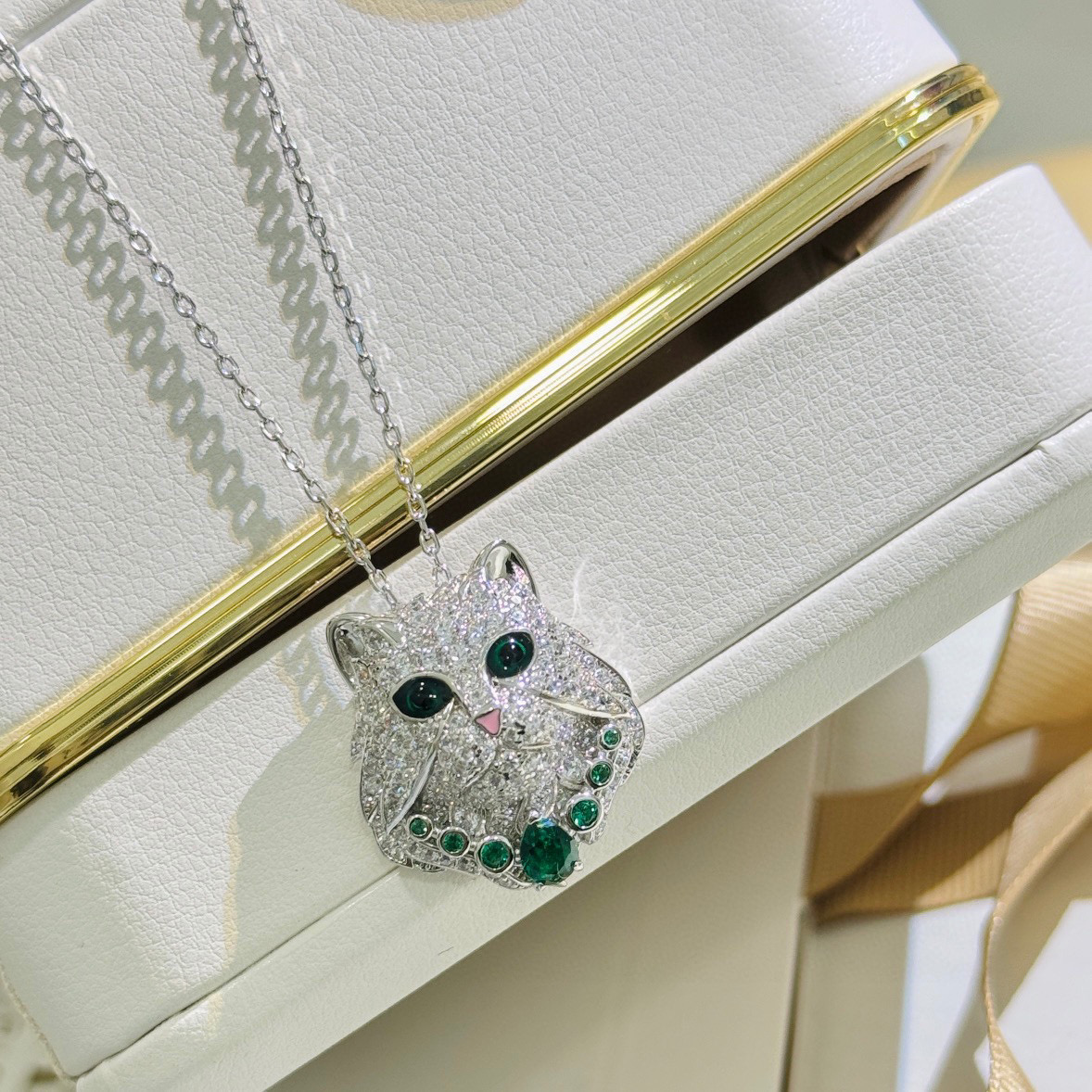 NO:381685,Dream of Love Pet Kajia Jewelry High-end Animal Series - Cat Necklace Top-grade black sapphire cat eyes and silky fur The necklace is inlaid with eight round sapphire stones and a pear-shaped cut sapphire stones are shining brightly. The inlay craftsmanship is upgraded to high-end electroplating. Heavy industry design is three-dimensional and vivid, cleverly presenting a proud image. The three-dimensional outline of the pet cat, the diamonds interpret the shiny hair, and the upright ears are mirror polished to reflect bright light. The cat's agile eyes are made of gems, and the tip of the nose is painted with pink paint; the highlight is that it wears a magnificent gem necklace, highlighting its playful and noble temperament. So cute. Electroplating thick gold necklace, jewelry fine, necklace19860909梦中情宠 卡家 珠宝高级动物系列-猫咪 项链 顶级做黑色蓝宝石猫眼和柔滑如丝的毛皮 项链上镶嵌八颗圆形沙弗莱石和一颗梨形切割沙弗菜石绿白相间璀璨闪耀 镶嵌工艺18k厚金升级高级电镀 重工设计 立体惟妙惟肖 巧妙呈现出骄傲形象 塑造宠物猫的立体轮廓,钻石演绎亮泽毛发,竖起的双耳经过镜面抛光,反射出明亮的光芒.猫咪灵动的双眸由宝石叠镶而成,鼻尖绘有粉色漆面；亮点是佩戴一条瑰丽的宝石项链,凸显俏皮而高贵的气质.太可爱了哇 电镀厚金 项链,饰品精品,necklace,Jewelry