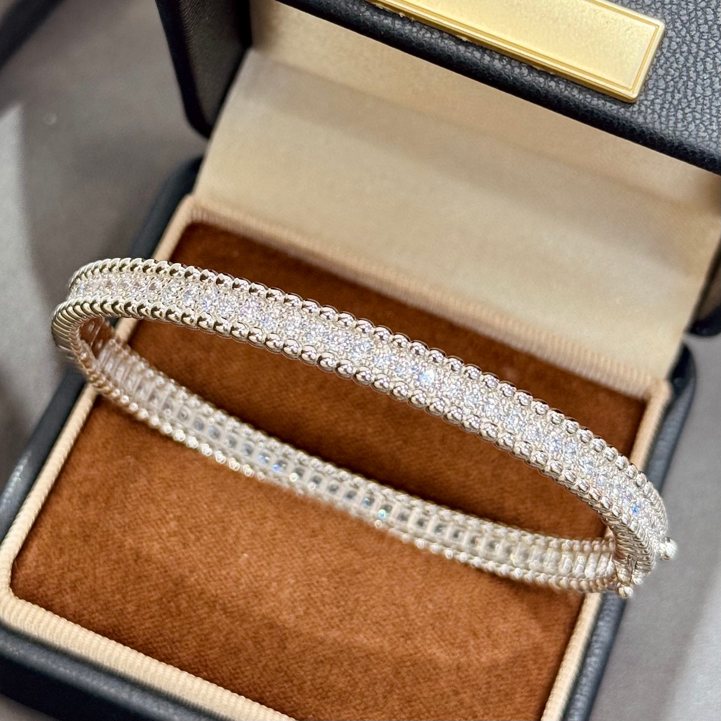 NO:381688,Fanjia, a narrow version of the bead-edged diamond bracelet, a super surprise, beautiful and suffocating. Selected imported materials from Germany, electroplated thick gold, essential items for human hand, platinum, rose gold, electroplated thick gold, button upgrade, bracelet, jewelry quality, bracelet19860909梵家 珠边满钻窄版手镯 超惊喜的一款 美到窒息简直 精选德国进口材质电镀厚金 人手必备单品 铂金 玫瑰金 电镀厚金 扣子升级 手镯,饰品精品,bracelet,Jewelry