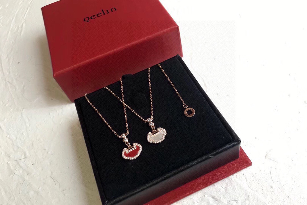 NO:382469,[Purchase level] Qeelin Kirin Jewelry Yu Yi series Ruyi Lock Double Diamond Necklace Inspired by ancient Chinese traditional jewelry with meaning and mystery - Long Life Lock (also known as Ruyi Lock) has the symbolic meaning of peace and protection. Carry the hope for a better life and things, also known as Long Life Lock and Life Lock. Solid the most important and most beautiful blessings on the lock. Auspicious and wishful objects. Imported. Electroplating thick gold with natural red agate or white fritillaria. Two colors are available, fine jewelry, qeelin, necklace19860909【代购级别】Qeelin 麒麟珠宝 Yu Yi系列如意锁双钻项链 灵感来自富有寓意及神秘色彩的古老中国传统饰品——长命锁 (又称如意锁) 有着平安与保护的象征意义 承载着对美好生活与事物的企盼 也叫长命锁、寄命锁.把最重要 最美好的祝福凝固在锁上 吉祥如意之物 进口 材质电镀厚金 搭配天然红玛瑙or白贝母 两色可选,饰品精品,qeelin,necklace,Jewelry