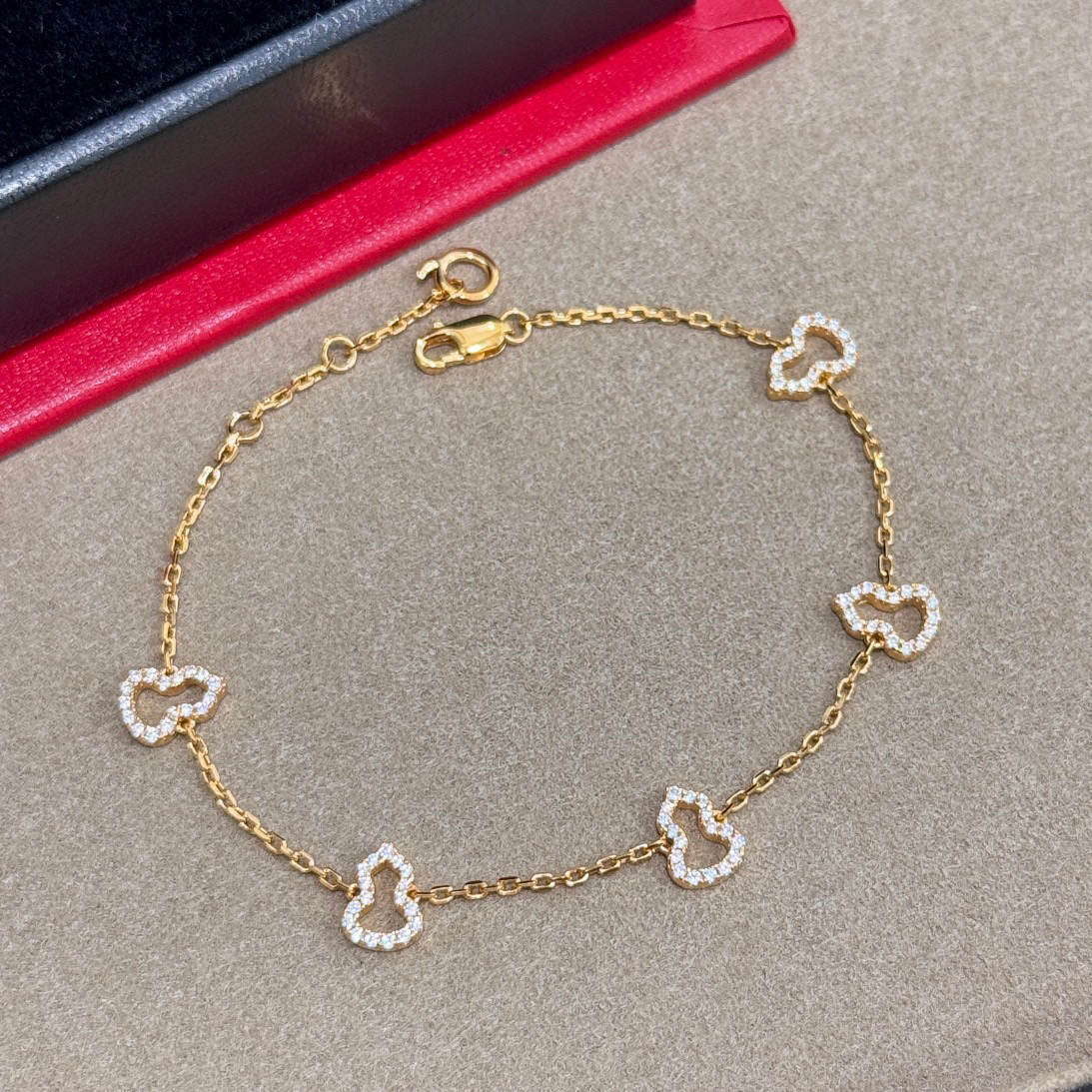 NO:382478,Hot products are released in seconds. Kirin's WULU series. Five gourds. Hollow bracelets. Gourds have had the meaning of 'fortune, fortune, good fortune, good fortune,' and the New Year is particularly suitable for the high-end. Inlaid red agate, white shell, 18k rose gold. The ear wire design, modify the face shape, is very elegant, swings back and forth with the body, and has a very lively feeling~ matching ♀ Super recommended rose gold bracelets, jewelry quality, qeelin, bracelet19860909爆款现货秒发 麒麟的WULU系列 五葫芦 镂空 手链 葫芦自古就有“福禄吉祥”的寓意,新年特别应景高端 镶嵌红玛瑙 白贝 18k玫瑰金 耳线的设计,修饰脸型,很气质,随身体来回摆动,很有灵动的感觉~配套 ♀超级推荐 玫瑰金 手链,饰品精品,qeelin,bracelet,Jewelry