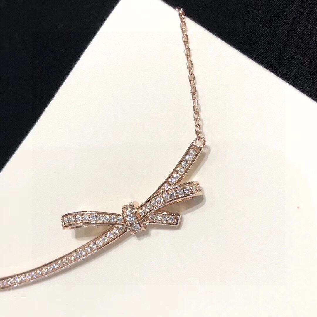 👑客户猛找的玫瑰金出货🔥
Chanel 小香 家 的蝴蝶结 项链🎀 香奶奶家高级珠宝系列，专柜很火爆。非