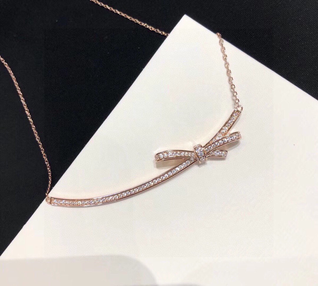 👑客户猛找的玫瑰金出货🔥
Chanel 小香 家 的蝴蝶结 项链🎀 香奶奶家高级珠宝系列，专柜很火爆。非