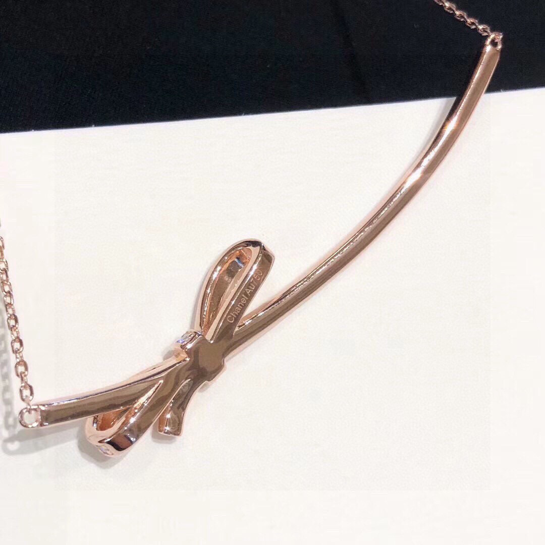 👑客户猛找的玫瑰金出货🔥
Chanel 小香 家 的蝴蝶结 项链🎀 香奶奶家高级珠宝系列，专柜很火爆。非