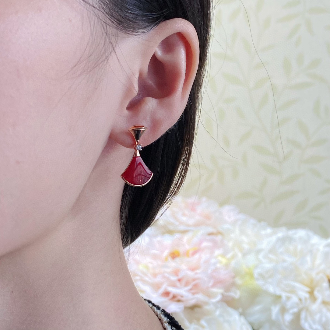 NO:377939,Bulgari natural stone, white shell scallops, shell skirt earrings. Another type of earrings that can't be controlled. The appearance is soft and pure, mother-of-pearl is elegant and eye-catching, and the temperament is charming. High-end 18K gold plated material. ZP is uniformly welded and made of, and the upper and lower links can be slightly movable. Original flying saucer plug +15, jewelry quality, bvlgari, skirts19860909宝格丽 天然石 白贝扇形 贝壳裙子耳钉.又是一款让人把持不住的耳钉,外形柔美纯粹,珍珠母贝优雅夺目,气质迷人.高端镀18K金材质.ZP一致分件焊接制作,上下环节可轻微活动 原版飞碟塞+15,饰品精品,bvlgari,skirts,Jewelry