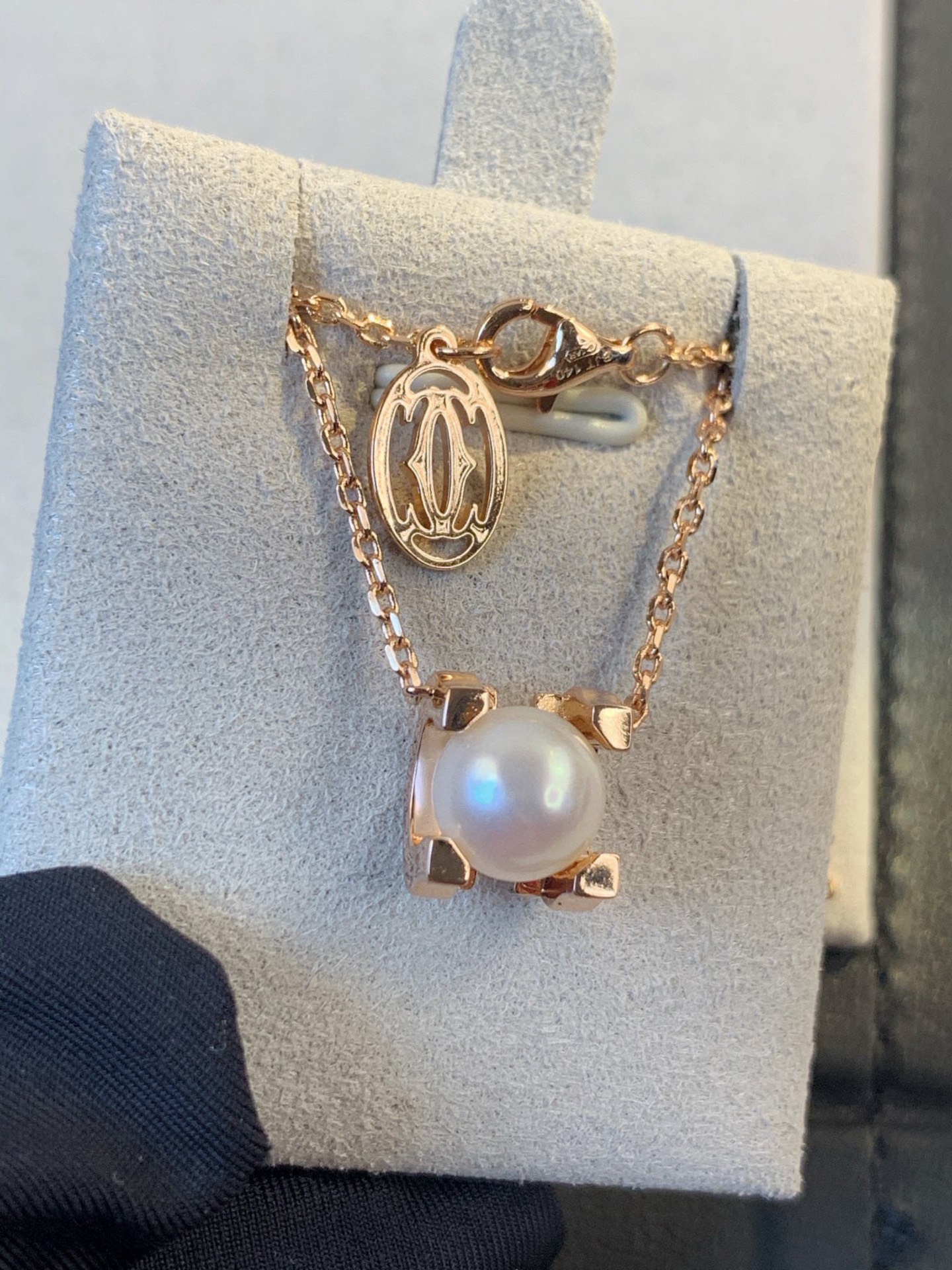 NO:377941,Classic bull head pearl necklace, cow head style has a border, pearl necklace, and is more heavy in workmanship, all pearls are imported, sixteen hearts and sixteen arrows are much more beautiful than eight hearts and eight arrows, atmospheric and luxurious, and the fire color is also better~ standard size of pearls, jewelry quality, necklace19860909经典牛头珍珠项链,牛头款因为有个包边,珍珠项链,做工比较重工,珍珠全部都是进口,十六心十六箭要比八心八箭美很多哦,大气奢华,火彩也更好～珍珠标准尺寸,饰品精品,necklace,Jewelry