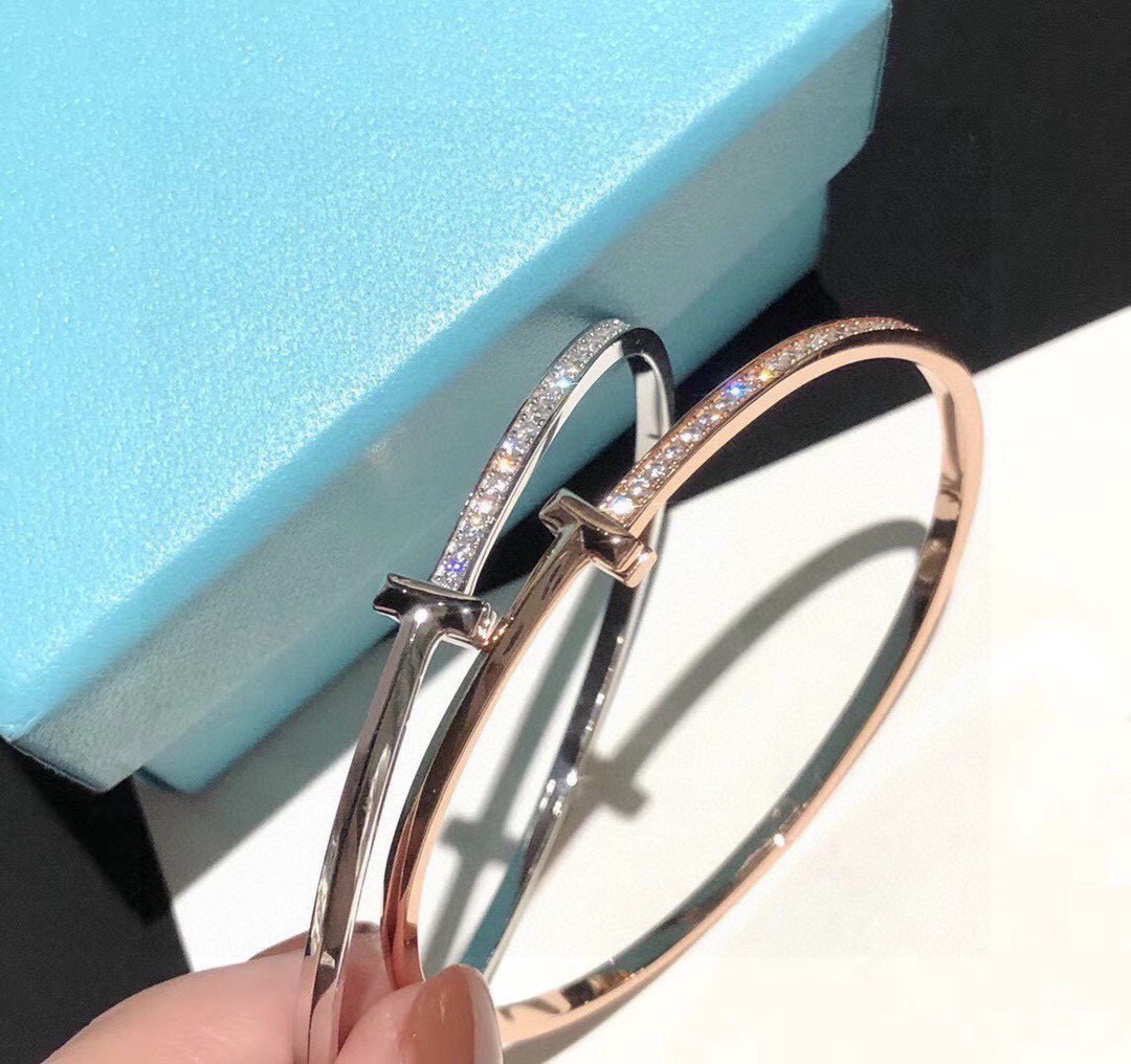 NO:377971,Tiff T1 series half diamond bracelet exclusive first launch, high-end customization, same style for goddess, design highlights exquisite elegance, low-key confidence, very delicate and eye-catching. Original material, platinum inlaid brilliant cut diamonds, atmospheric and elegant, fried chicken is beautiful, platinum, rose gold, three colors of gold, jewelry, bracelet, gold19860909Tiff T1系列半钻 手镯 独家首发 高端定制 女神同款 设计彰显精致优雅,低调绽放自信 非常细腻而夺目. 原版材质 铂金镶嵌明亮式切割钻石大气典雅 炒鸡好看 铂金 玫瑰金 黄金三色,饰品精品,bracelet,gold,Jewelry