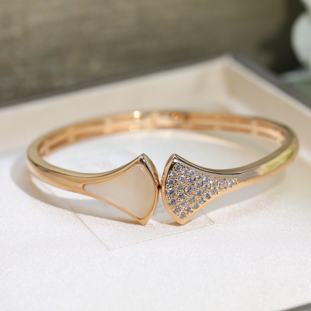 NO:379673,Purchase level Bulgari Black and white diamond-set fan-shaped bracelet ~ Open design New BVLGAR black agate white mother-shaped fan-shaped bracelet is beautiful and high-end creation Bulgari jewelry diva series small skirts Bracelet creative fan design matches black agate and white fritillar malachite elegant and friendly ~ Show the essence and essence of feminine charm Elegant Rose gold, fine jewelry, bottega veneta, bvlgari, bvlgari, skirts, bracelet19860909代购级别宝格丽 黑白镶钻扇形手镯～开口设计新款BVLGAR黑玛瑙白贝母扇形镶钻手镯美毙了高端打造 宝格丽珠宝diva系列小裙子 手镯创意扇子设计搭配黑玛瑙和白贝母 孔雀石 优雅而亲切 ～彰显出女性魅力的本质和精髓 大方 玫瑰金,饰品精品,bottega veneta,bvlgari,bvlgari,skirts,bracelet,Jewelry