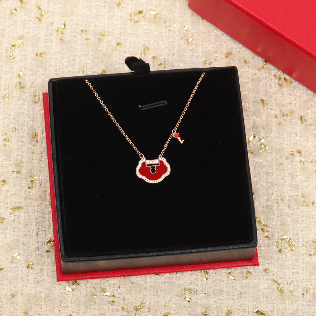 NO:381716,The same style as the celebrity stars in various fields, Qeelin, the popular Valentine's Day, the little red lock, the necklace. It comes for love. In the blazing purity of the red agate, the color of love is leaping, the shining diamonds outline the shape of the Ruyi lock, and the infinite love is expressed. This time, the key to unlock the secret words of love is also delivered, unlocking electroplated thick gold, rose gold, necklace, jewelry quality, qeelin, necklace19860909各路网红明星同款 Qeelin 麒麟 情人节爆款 小红锁 项链 为爱而至,在红玛瑙的炽烈纯粹中,跃动爱的颜色,闪耀钻石勾勒如意锁形,寄托无限爱意.这一次,解锁爱之密语的钥匙也一并送达,解锁 电镀厚金 玫瑰金 项链,饰品精品,qeelin,necklace,Jewelry