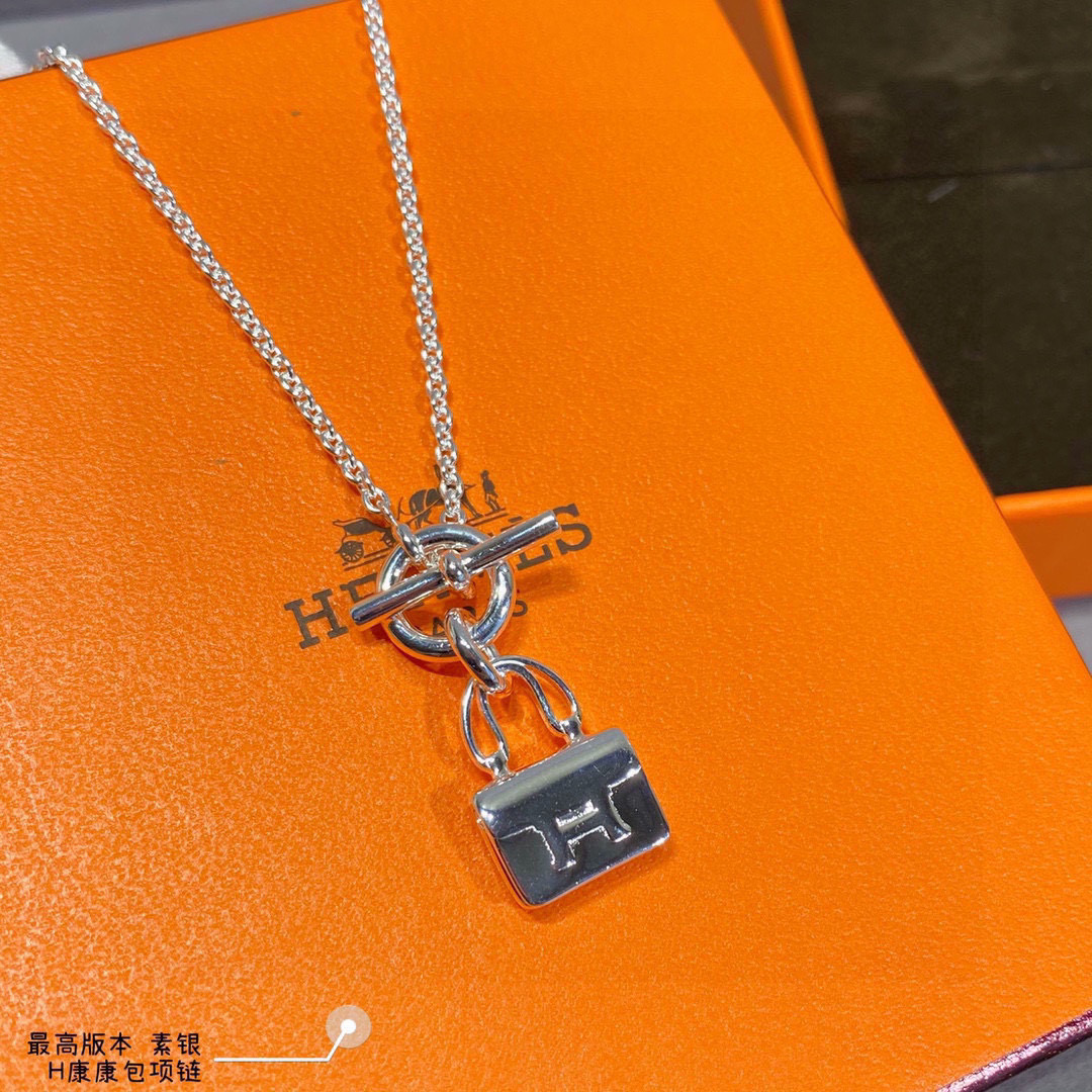 👑Hermes 爱马仕原版凯蒂素银包包项链。材质真心好看百搭，这条爱马仕包包项链绝对带出去洋气愉快愉快。