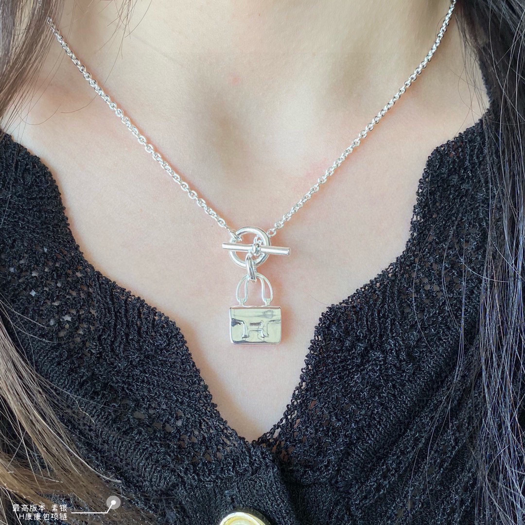 👑Hermes 爱马仕原版凯蒂素银包包项链。材质真心好看百搭，这条爱马仕包包项链绝对带出去洋气愉快愉快。