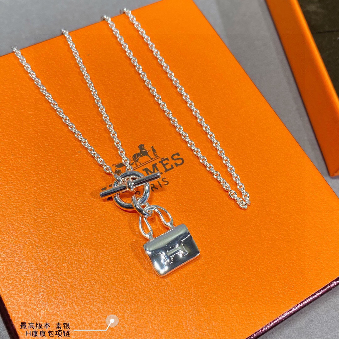 👑Hermes 爱马仕原版凯蒂素银包包项链。材质真心好看百搭，这条爱马仕包包项链绝对带出去洋气愉快愉快。