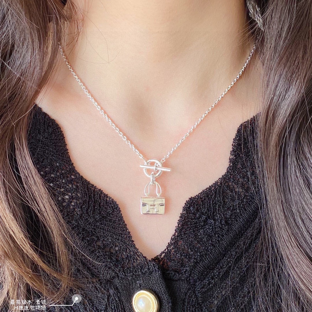 👑Hermes 爱马仕原版凯蒂素银包包项链。材质真心好看百搭，这条爱马仕包包项链绝对带出去洋气愉快愉快。