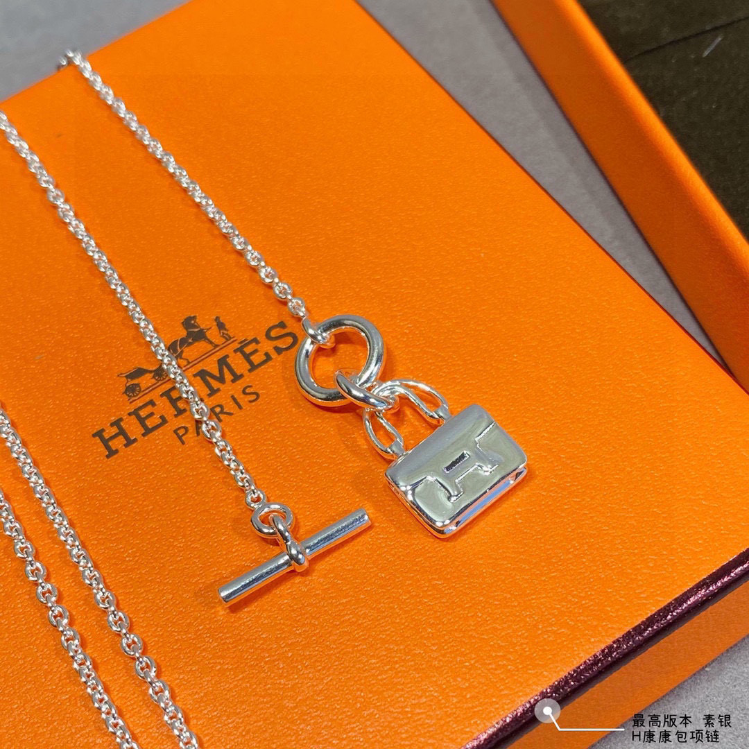 👑Hermes 爱马仕原版凯蒂素银包包项链。材质真心好看百搭，这条爱马仕包包项链绝对带出去洋气愉快愉快。
