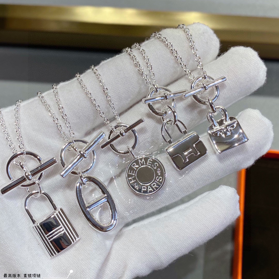 👑Hermes 爱马仕原版凯蒂素银包包项链。材质真心好看百搭，这条爱马仕包包项链绝对带出去洋气愉快愉快。
