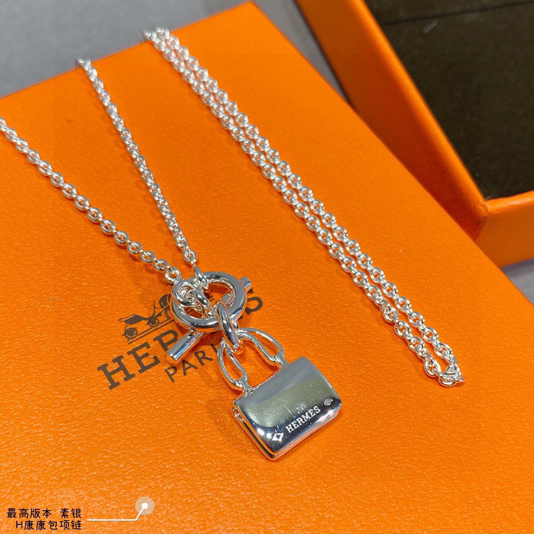 👑Hermes 爱马仕原版凯蒂素银包包项链。材质真心好看百搭，这条爱马仕包包项链绝对带出去洋气愉快愉快。