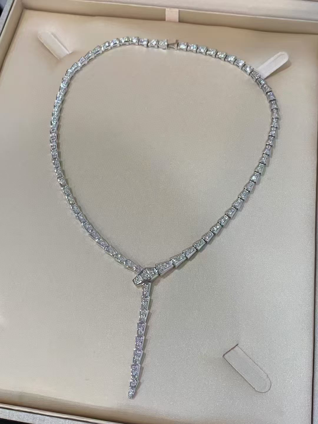 👑 BV家 新款 🆕奢侈 满钻💎蛇项链。以令人沉醉的绝妙设计捕捉SerPenti颈链的魅力、诱惑和迷人的