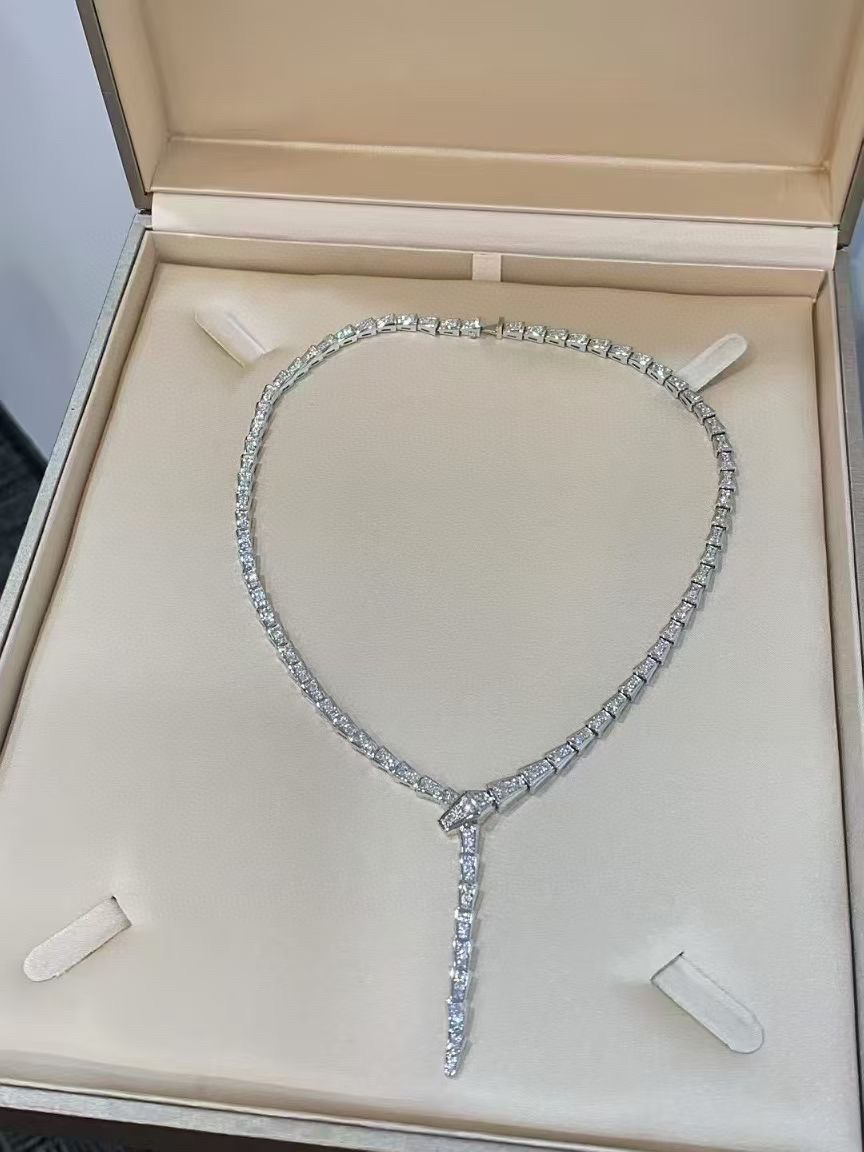 👑 BV家 新款 🆕奢侈 满钻💎蛇项链。以令人沉醉的绝妙设计捕捉SerPenti颈链的魅力、诱惑和迷人的