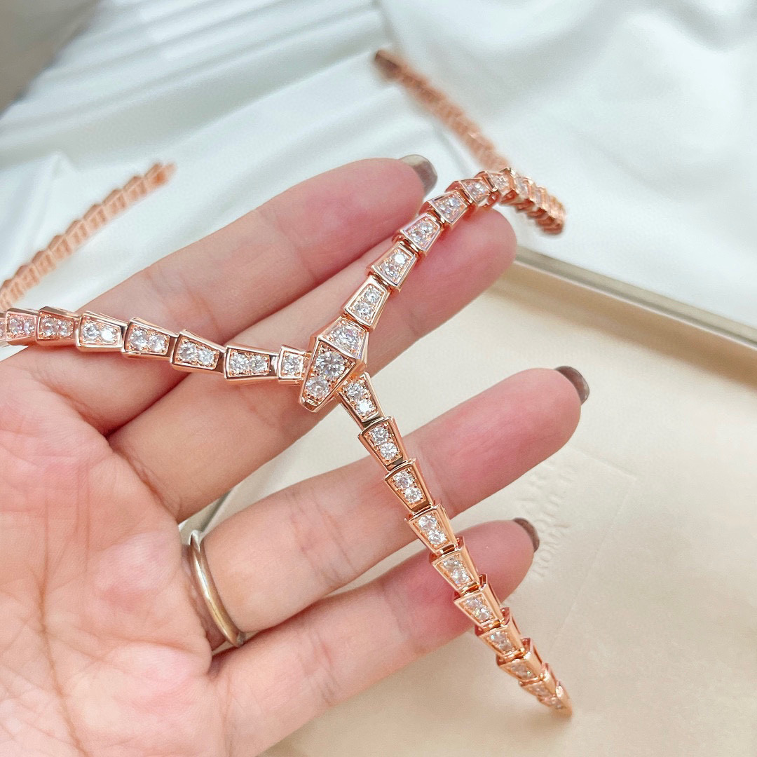 👑 BV 🆕奢侈 满钻💎蛇项链。以令人沉醉的绝妙设计捕捉SerPenti颈链的魅力、诱惑和迷人的性感，以