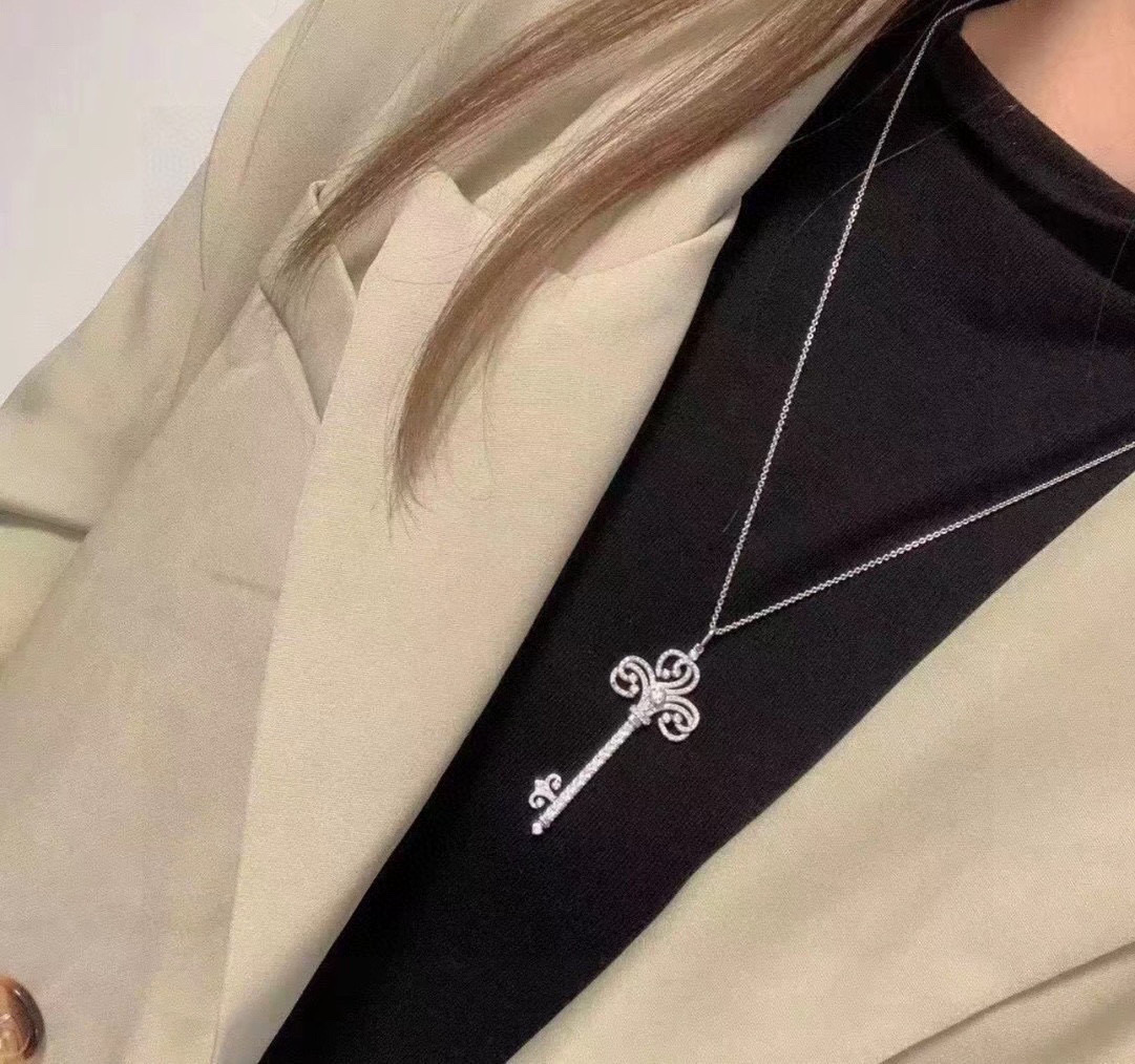 👑Tiff 蒂芙尼 经典 心形 皇冠 钥匙项链 高端微镶纯银材质 银色夏天很推荐入手🤟上身效果不错 长度