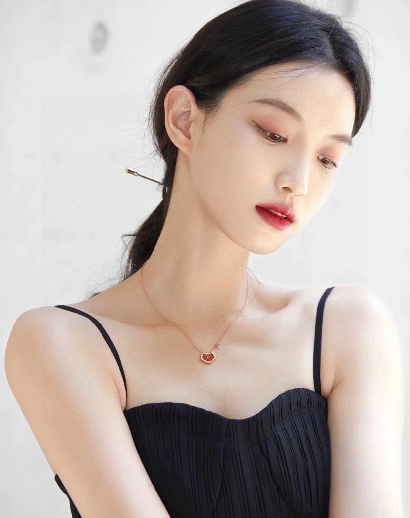 👑 各路网红明星同款 Qeelin 麒麟 情人节爆款 小红锁 项链 为爱而至，在红玛瑙的炽烈纯粹中，跃动